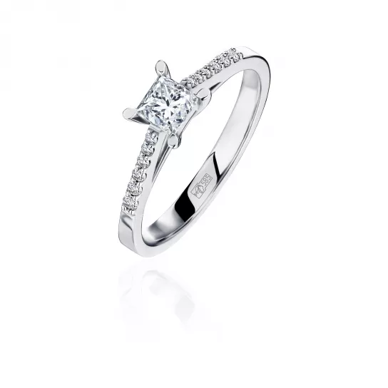 Кольцо с бриллиантами из золота